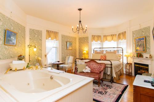 斯蒂尔沃特Aurora Staples Inn的带浴缸的浴室和1间带1张床的卧室
