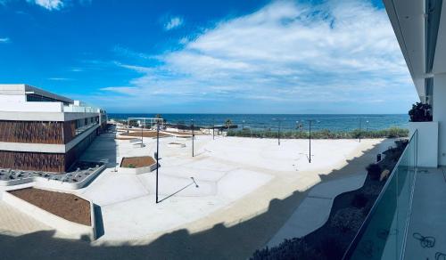 滨海帕尔姆New Luxury Apartment First Line Sea View的背景是大海的滑冰公园
