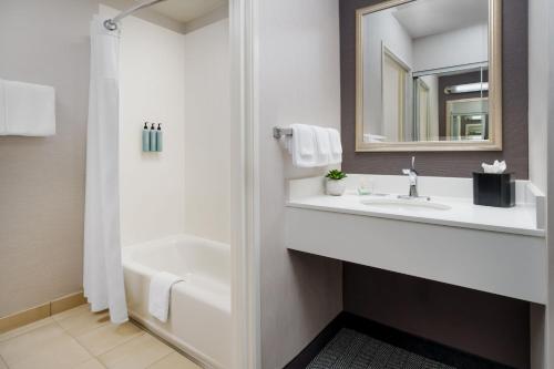 佛森萨克拉门托福尔瑟姆万怡酒店的白色的浴室设有水槽和镜子