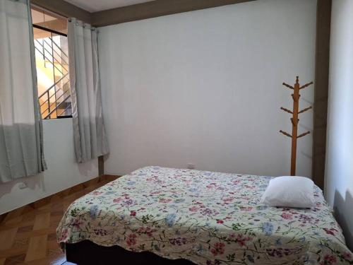 马尔多纳多港Disfruta la Selva Peruana Pto.M的一间卧室配有一张带被子的床和一扇窗户