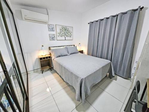 巴拿马城Loft Moderno y Tranquilo # 7的一间小卧室,配有床和窗户
