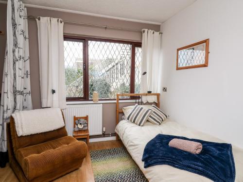 卡马森Llys-Yr-Onnen的卧室配有床、椅子和窗户。
