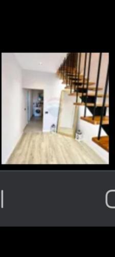 Vila DB的房屋内有楼梯的房间