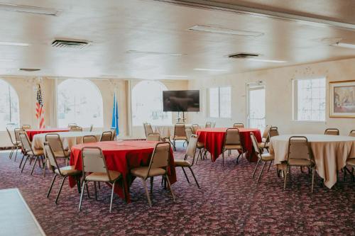 卡森市卡森城广场酒店的客房设有桌椅和平面电视。