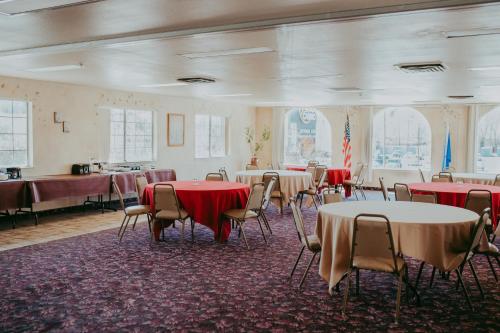 卡森市卡森城广场酒店的一间摆放着桌椅的红色桌布客房