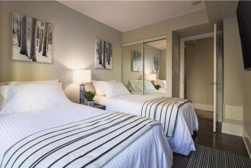多伦多Residence Inn by Soho的一间卧室配有两张床和镜子