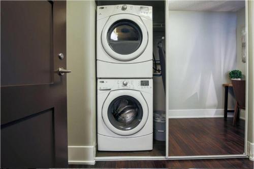 多伦多Residence Inn by Soho的客房内的洗衣机和烘干机