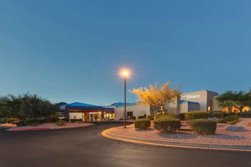 斯科茨Sonesta Select Scottsdale at Mayo Clinic Campus的停车场中央的街道灯