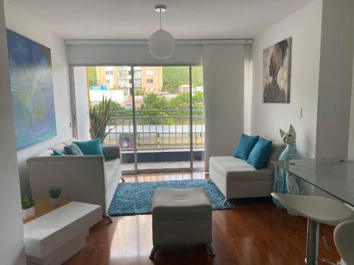 Los PatiosHermoso apartamento con zona social的客厅配有沙发和桌子