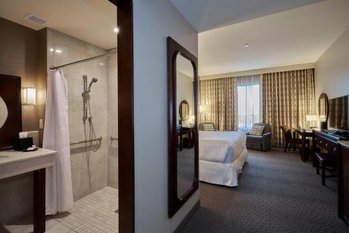 梅萨西格里维尔梅萨喜来登酒店的一间酒店客房 - 带一张床和一间浴室