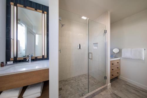 滨海城圣地海滩度假酒店的一间带水槽和淋浴的浴室