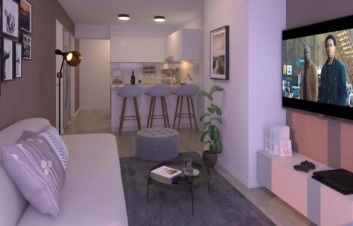科连特斯SUITES Corrientes的客厅配有白色沙发和电视