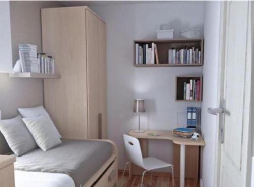 科连特斯SUITES Corrientes的一间卧室配有一张床和一张桌子及椅子