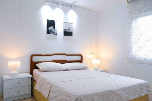 İznikİZNİK Lake House的一间卧室配有一张带2个床头柜和2盏灯的床。
