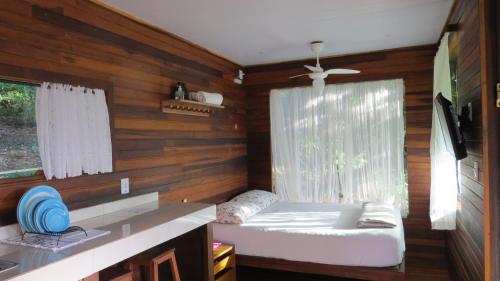 莫雷蒂斯Cabanas sítio Ancestral的客房设有床、水槽和窗户。