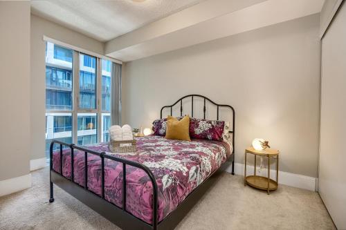 多伦多Condo in the heart of Downtown Toronto!的一间卧室设有一张床和一个窗口