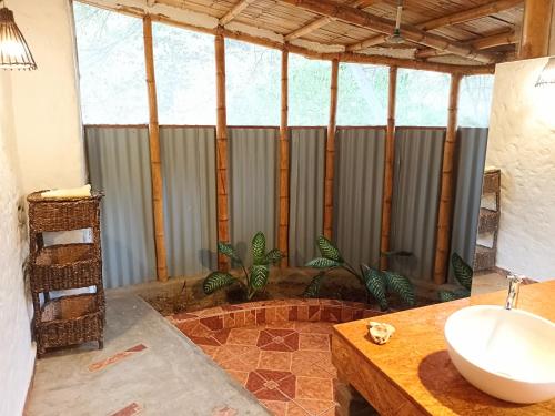 卡诺阿斯德蓬萨尔Fundo Matufa Mancora的一间带水槽和淋浴的浴室