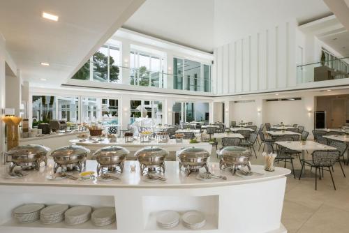 长滩岛Privates Suites in Station 1 Boracay Island的大型用餐室配有桌椅