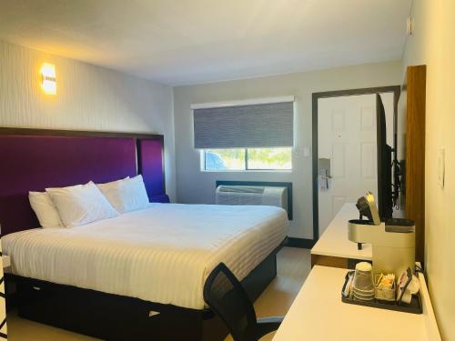 考特尼The Cliffe的酒店客房设有床和窗户。