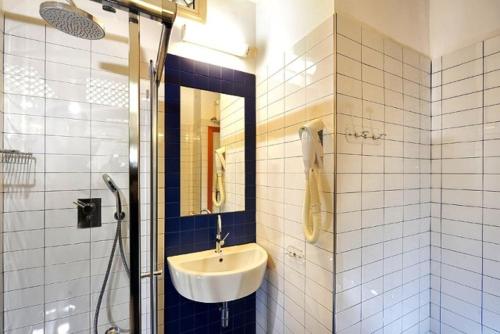 里米尼米拉马雷市酒店的一间带水槽和淋浴的浴室