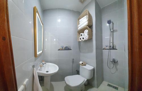 马拉喀什Cozy apartment in the heart of marrakech的白色的浴室设有卫生间和水槽。