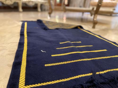 伊斯兰堡E Lodge的一层黄色条纹的蓝色地毯