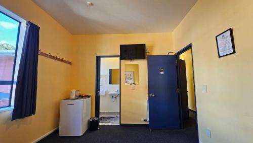 弗朗兹约瑟夫Franz Josef Montrose Lodge的浴室设有蓝色门和卫生间。