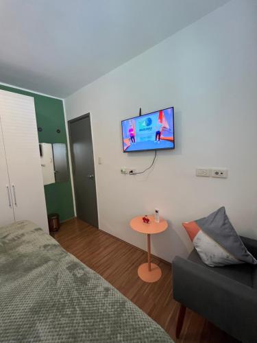 圣保罗Casa do Zafer的卧室配有一张床,墙上配有电视。