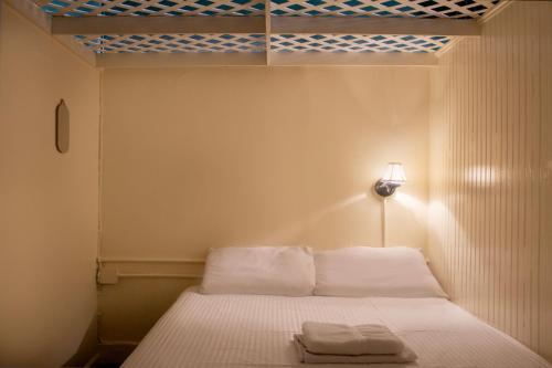 纽约The Nolita Express Hostel的一间卧室配有一张床,上面有两条毛巾