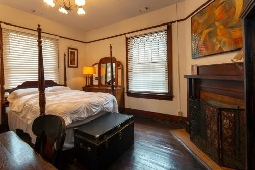 萨凡纳5 BR Downtown Savannah GA的一间卧室配有一张床和一架钢琴