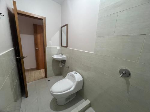 里奥班巴Hostal Paraíso de Los Andes的一间带卫生间和水槽的浴室
