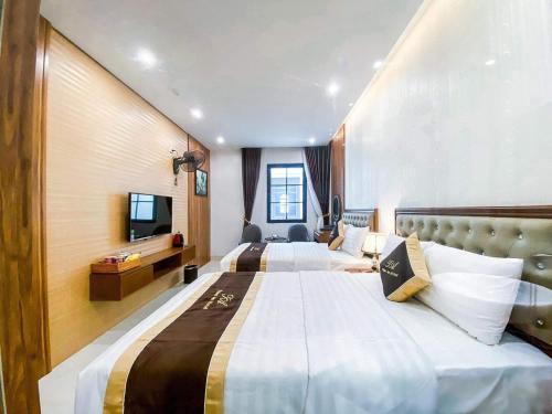 下龙湾An Hotel Ha Long的酒店客房设有两张床和电视。