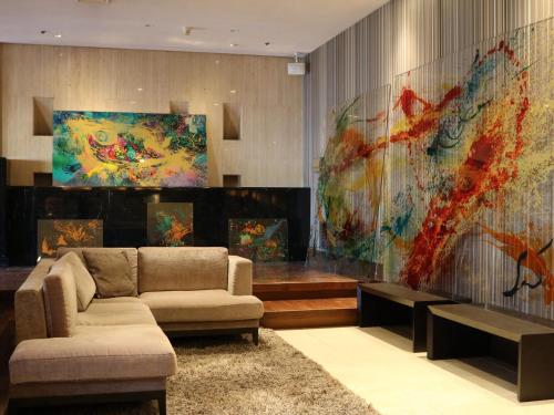 米泽市DEN'S HOTEL Yonezawa的客厅配有沙发和墙上的地图