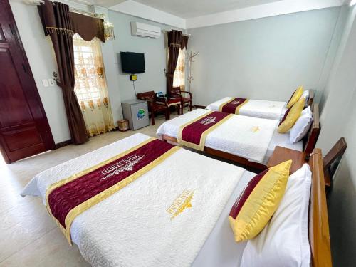 同文Thái Thịnh Hotel的酒店客房设有两张床和电视。