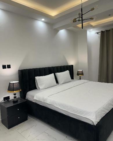 OblogoREOs Smart Haven with Pool的一间卧室配有一张大床和两盏灯。