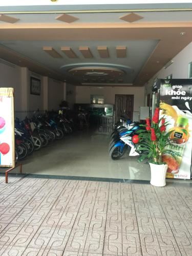 Hố NaiKHÁCH SẠN HOÀNG TRÍ 89 (HOANG TRI 89 HOTEL)的停放在车库里的一群摩托车