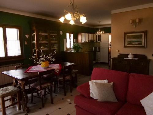 MarescaBelvilla by OYO Il Cerro的客厅配有红色的沙发和桌子
