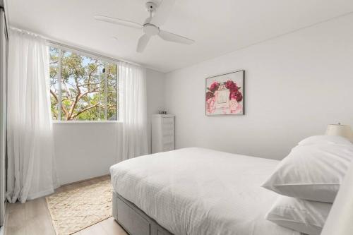 悉尼LON08 - Lane Cove's Luxury Tranquil Two Bedroom Getaway的白色的卧室设有床和窗户