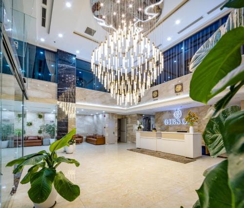 芽庄Gibson Hotel Nha Trang的大堂设有枝形吊灯和植物