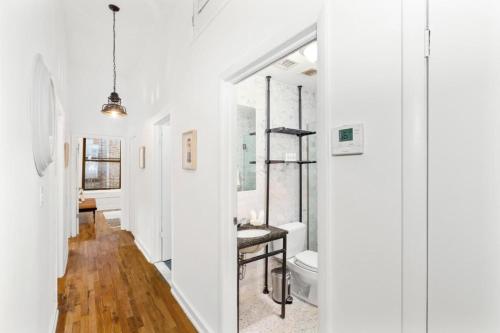纽约Luxurious 3 Bedroom Apartment的白色的浴室设有卫生间和水槽。