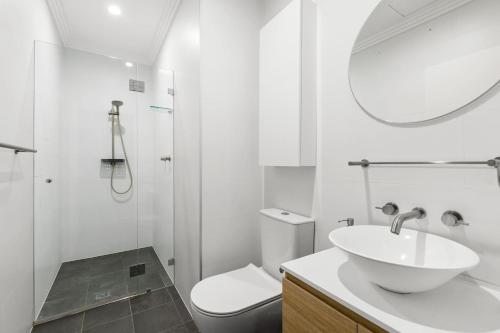 悉尼'Laube 105' Modern Inner-city Sanctuary with Balcony的一间带水槽、卫生间和镜子的浴室