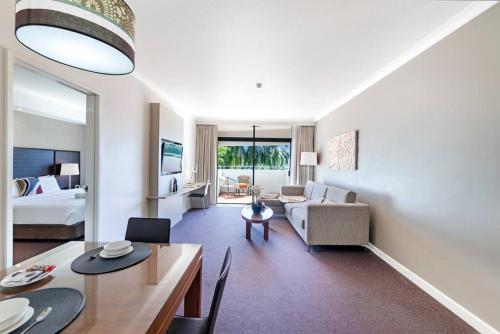 达尔文'Towering Palms' Resort-style Stay with a Separate Studio的带沙发和桌子的大客厅