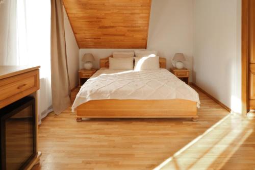 奈达普利马里尤酒店的一间卧室配有床和2个床头柜