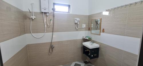 Ninh HaiSunrise Dốc Lết的带淋浴和盥洗盆的浴室