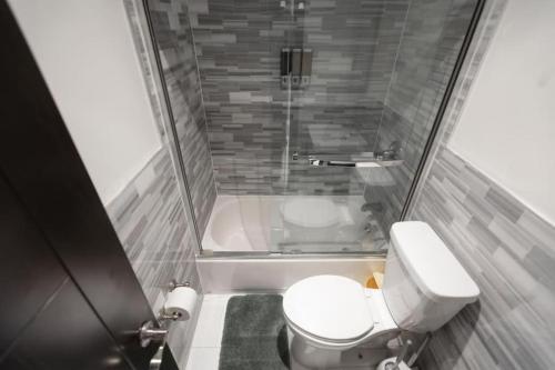 纽约Stylish 5 Bedroom Apt in NYC!的一间带卫生间和淋浴的小浴室
