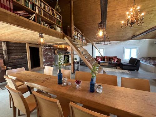 拉尔维克Morellgården的一间带木桌和椅子的用餐室
