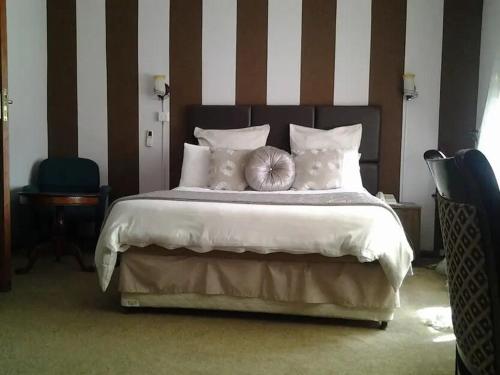 卢萨卡Leopards road room的一间卧室配有一张大床,上面有南瓜