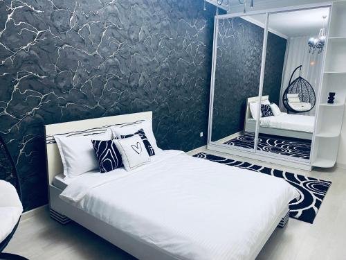 阿拉木图Like Home Hostel na Shevchenko, 162Б的卧室配有白色的床和黑色墙壁