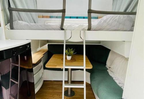 奥纲赖泽Jeanne La Caravane的客房设有两张双层床和一张桌子。