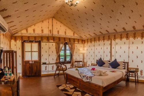 斋沙默尔Desert Residency camp Jaisalmer with swimming pool的一间卧室,卧室内配有一张大床